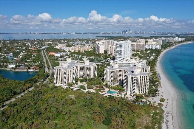 1121 Crandon Blvd in Key Biscayne, FL - Building Photo - Building Photo