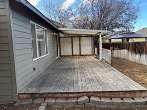 2825 SW Volcano Ct in Redmond, OR - Building Photo - Building Photo