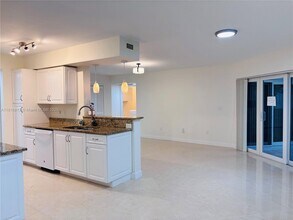 942 NW 92nd Ter, Unit 942 in Plantation, FL - Building Photo - Building Photo