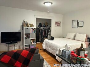 170 Maple St, Unit 310 in Malden, MA - Foto de edificio - Building Photo