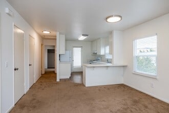 230 Queens Way - 55+ Community in Pittsburg, CA - Building Photo - Interior Photo