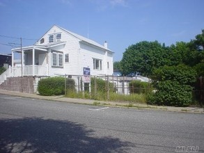 11-15 Perry St in Port Jefferson, NY - Building Photo - Building Photo