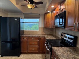 109 Royal Pk Dr in Oakland Park, FL - Building Photo