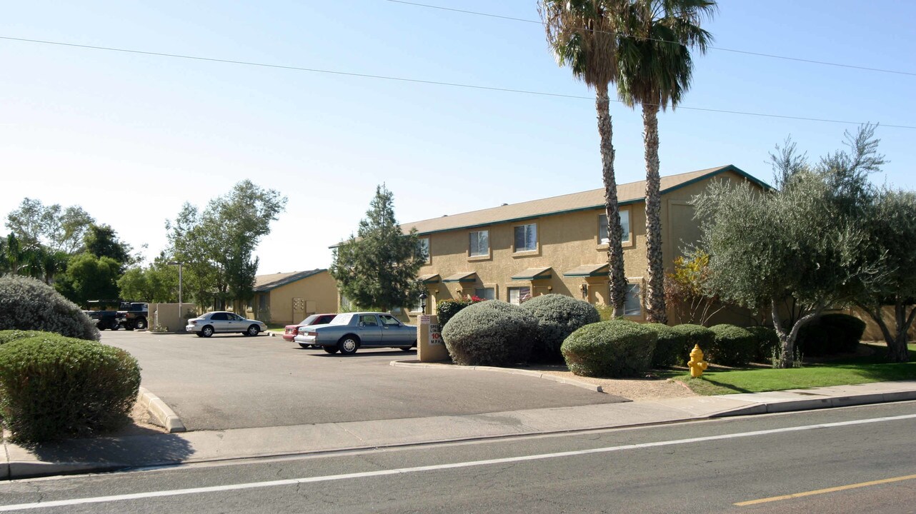 Grovers East Apartments in Phoenix, AZ - Building Photo