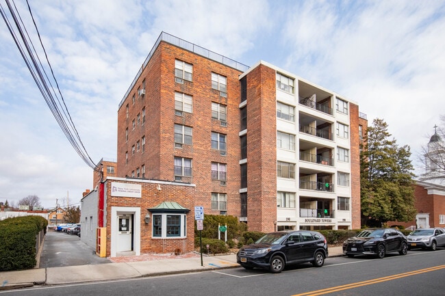 190 1st St in Mineola, NY - Building Photo - Building Photo