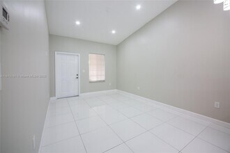 6990 NW 179th St in Hialeah, FL - Building Photo - Building Photo