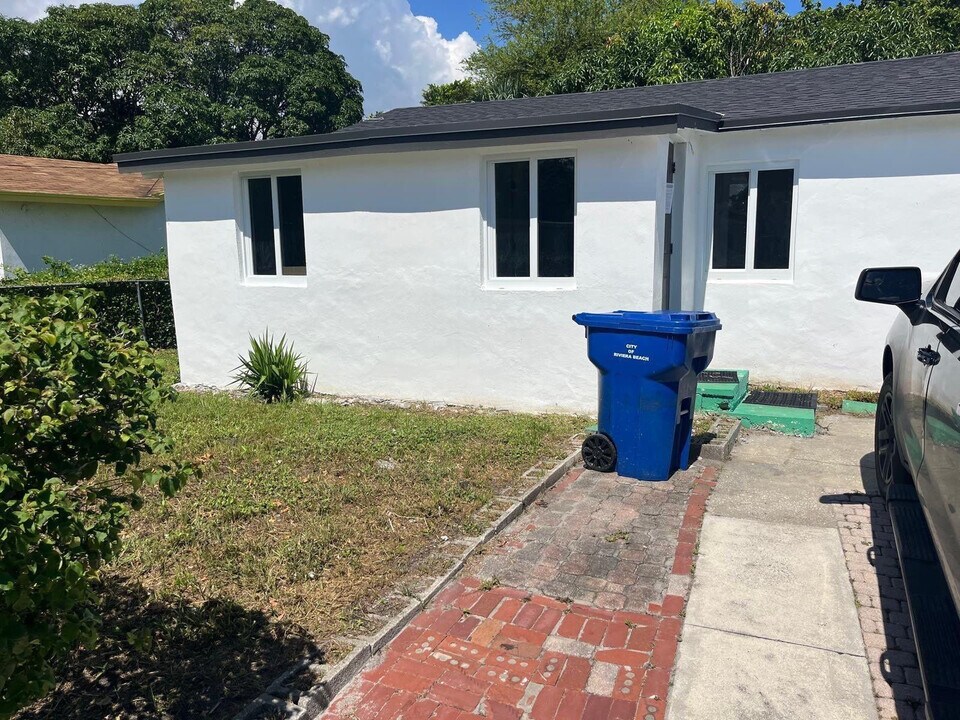 648 W 10th St in West Palm Beach, FL - Building Photo