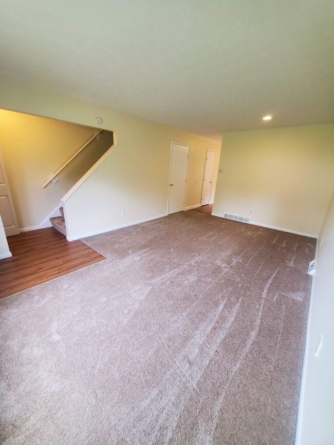 2303 Echo Valley Dr in Stow, OH - Building Photo - Building Photo