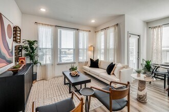 2201 Creekview Dr. in Waco, TX - Foto de edificio - Building Photo