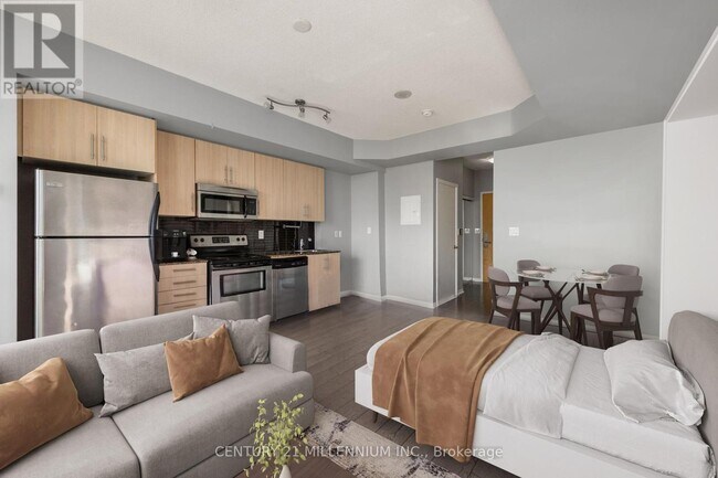 65 Bremner Blvd in Toronto, ON - Building Photo - Building Photo