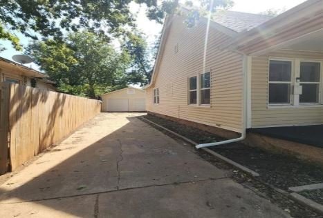 1123 W Kansas Ave in Chickasha, OK - Foto de edificio - Building Photo