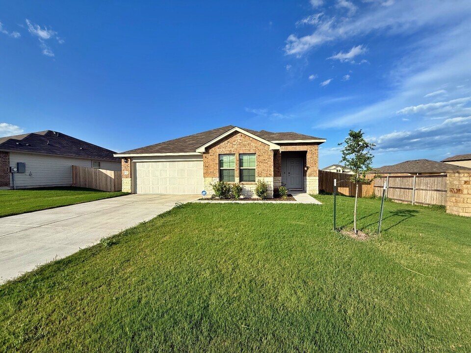 2828 Gilchrist Dr in Lorena, TX - Building Photo