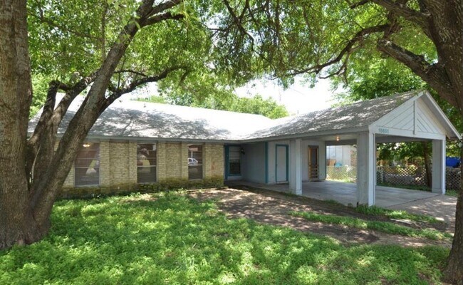 10801 Lanshire Dr in Austin, TX - Building Photo - Building Photo