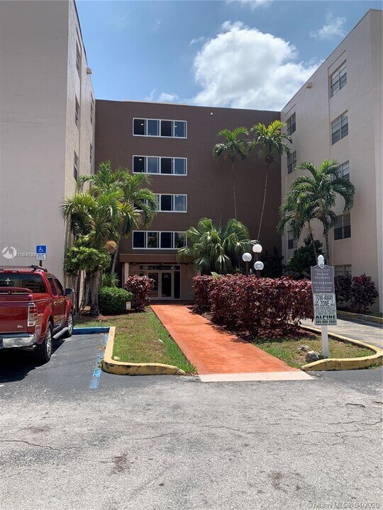 6960 Miami Gardens Dr-Unit -2-118 in Hialeah, FL - Building Photo