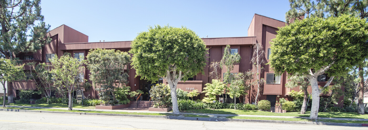 1505 Barry Ave in Los Angeles, CA - Foto de edificio