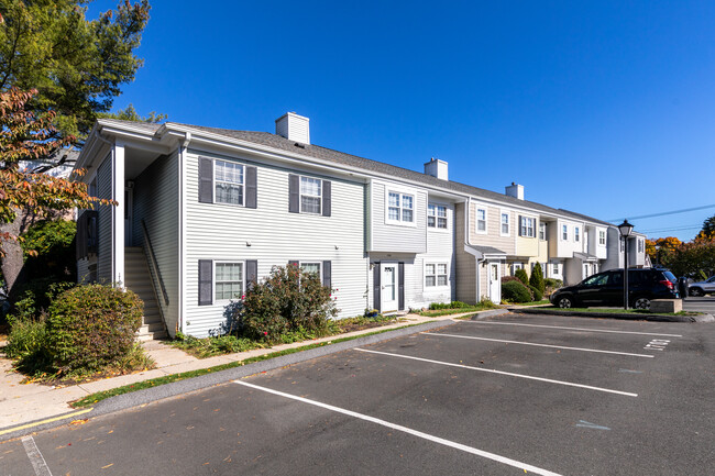 Village Square in Danbury, CT - Building Photo - Primary Photo