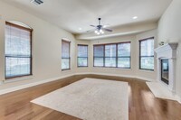 11705 Woodland Hills Trail in Austin, TX - Foto de edificio - Building Photo