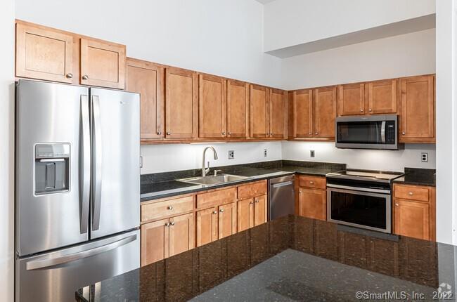 15 Dinah Rd in West Hartford, CT - Building Photo