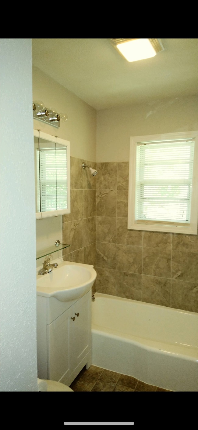 4921 N Potter Ave in Kansas City, MO - Building Photo - Building Photo