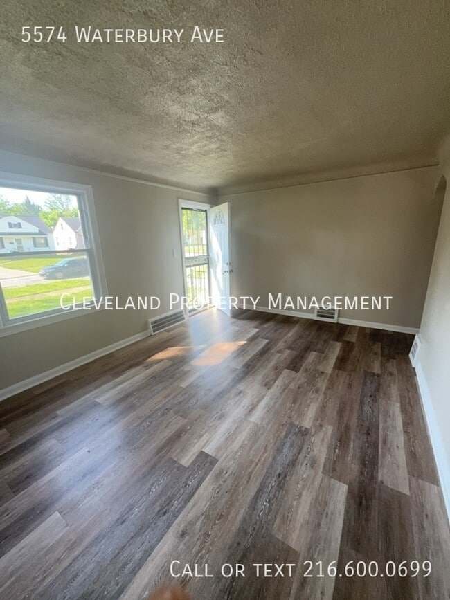 5574 Waterbury Ave in Maple Heights, OH - Building Photo - Building Photo