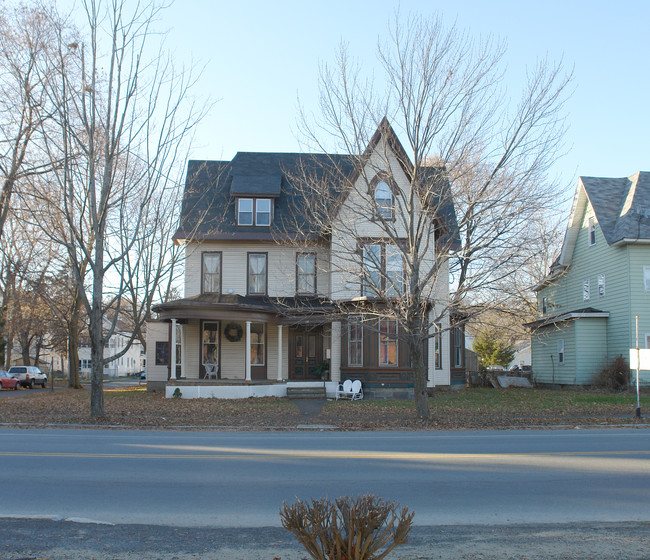 112 Third St in Waterford, NY - Building Photo - Building Photo