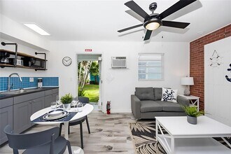 1626 Fletcher St, Unit 3 in Hollywood, FL - Foto de edificio - Building Photo