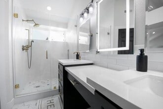 2457 Calle Montella in Tustin, CA - Foto de edificio - Building Photo