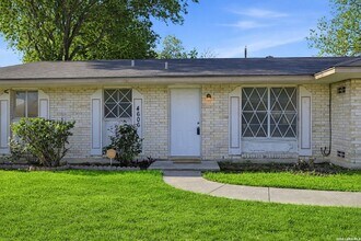 4606 Hollyspring Dr in San Antonio, TX - Building Photo - Building Photo