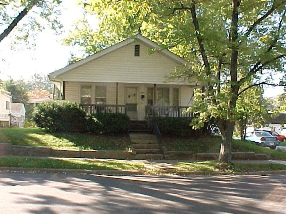 202 E 15th St in Bloomington, IN - Building Photo