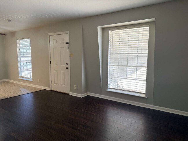 2102 5th Ave N in Texas City, TX - Foto de edificio - Building Photo