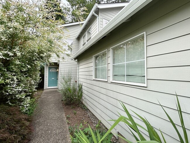 9271 SW Claridge Dr in Tigard, OR - Building Photo - Building Photo