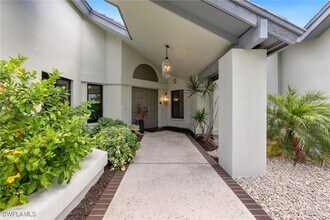 1380 Bald Eagle Dr in Naples, FL - Foto de edificio - Building Photo