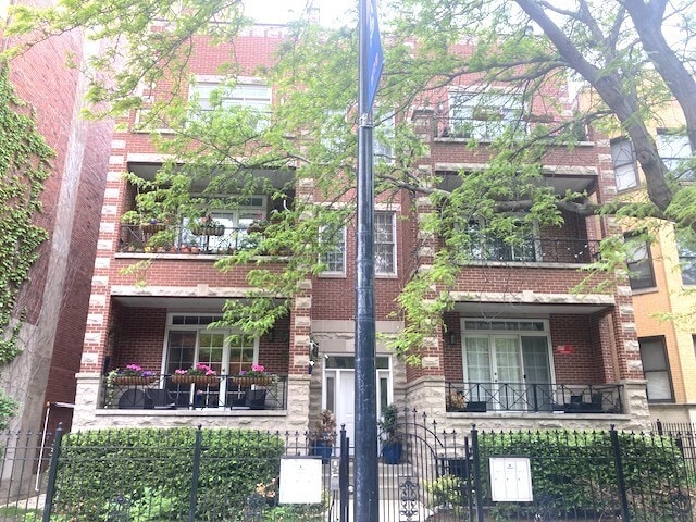 property at 904 W Lawrence Ave