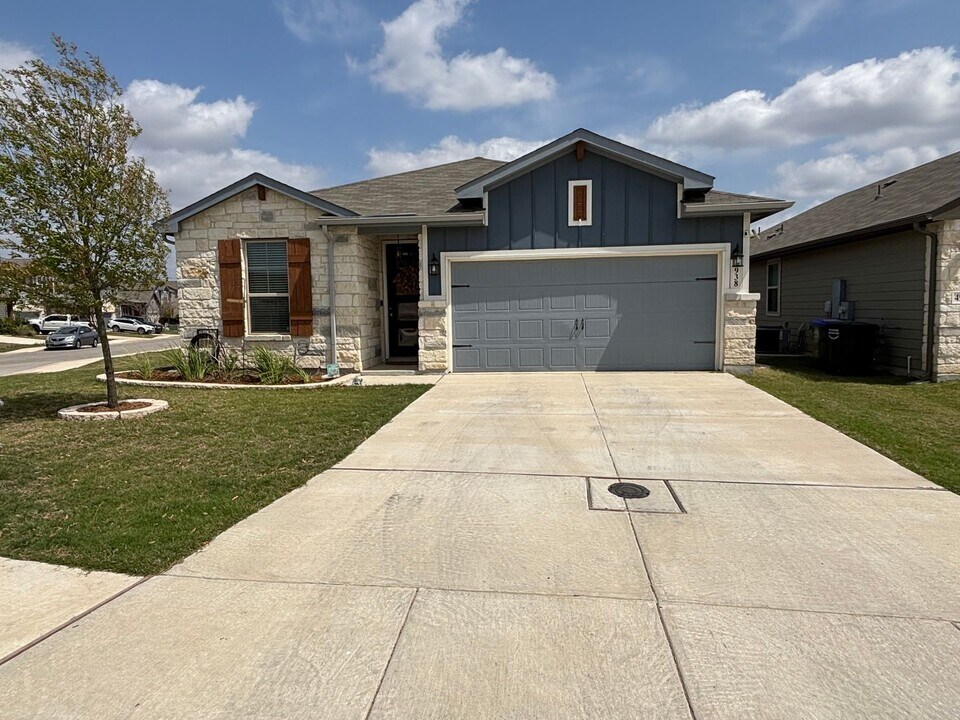 4938 Oxbow Bnd in Saint Hedwig, TX - Building Photo