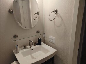 1740 NE 86th St, Unit 102 in Seattle, WA - Building Photo - Building Photo