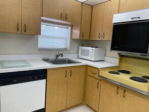 9423 S Hollybrook Lake Dr in Pembroke Pines, FL - Building Photo - Building Photo