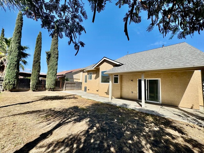 1021 Woodbridge St in Los Banos, CA - Building Photo - Building Photo