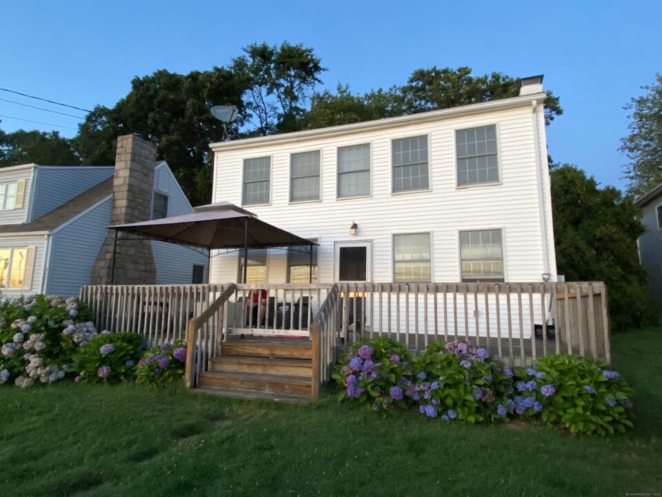 142 Old Black Point Rd in East Lyme, CT - Building Photo