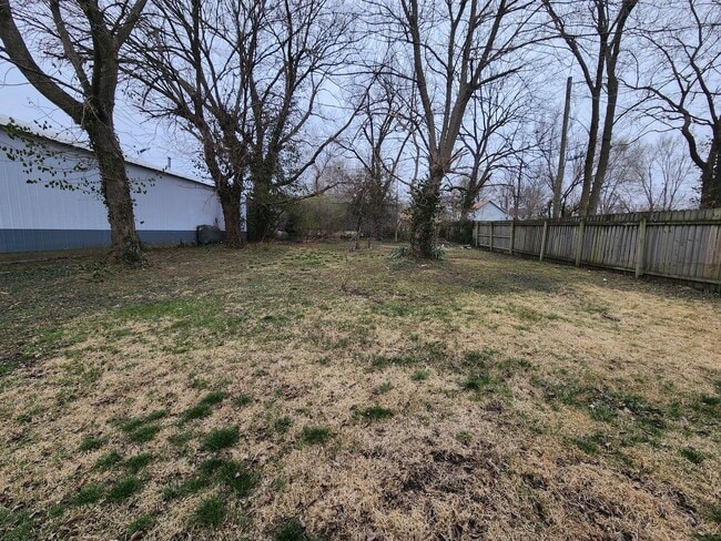 326 W Pierce St in Lebanon, MO - Foto de edificio - Building Photo