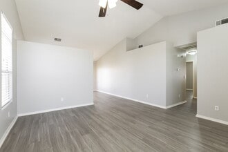 207 Mariposa Way in Henderson, NV - Building Photo - Building Photo