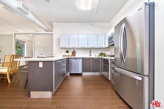 645 W 9th St in Los Angeles, CA - Building Photo - Building Photo