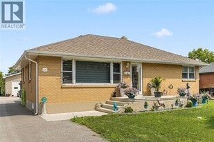35 Victoria St S in Amherstburg, ON - Building Photo