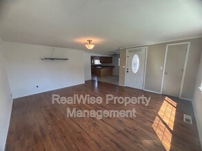 1296 NW Keasey St in Roseburg, OR - Foto de edificio - Building Photo