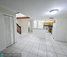 2233 Nova Village Dr in Davie, FL - Foto de edificio - Building Photo