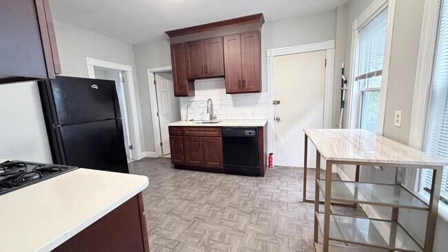 76 Antwerp St, Unit # 1 in Boston, MA - Foto de edificio - Building Photo