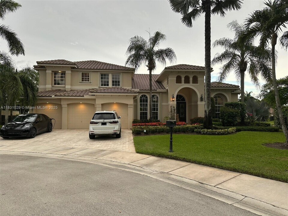 2534 Montclaire Ct in Weston, FL - Building Photo