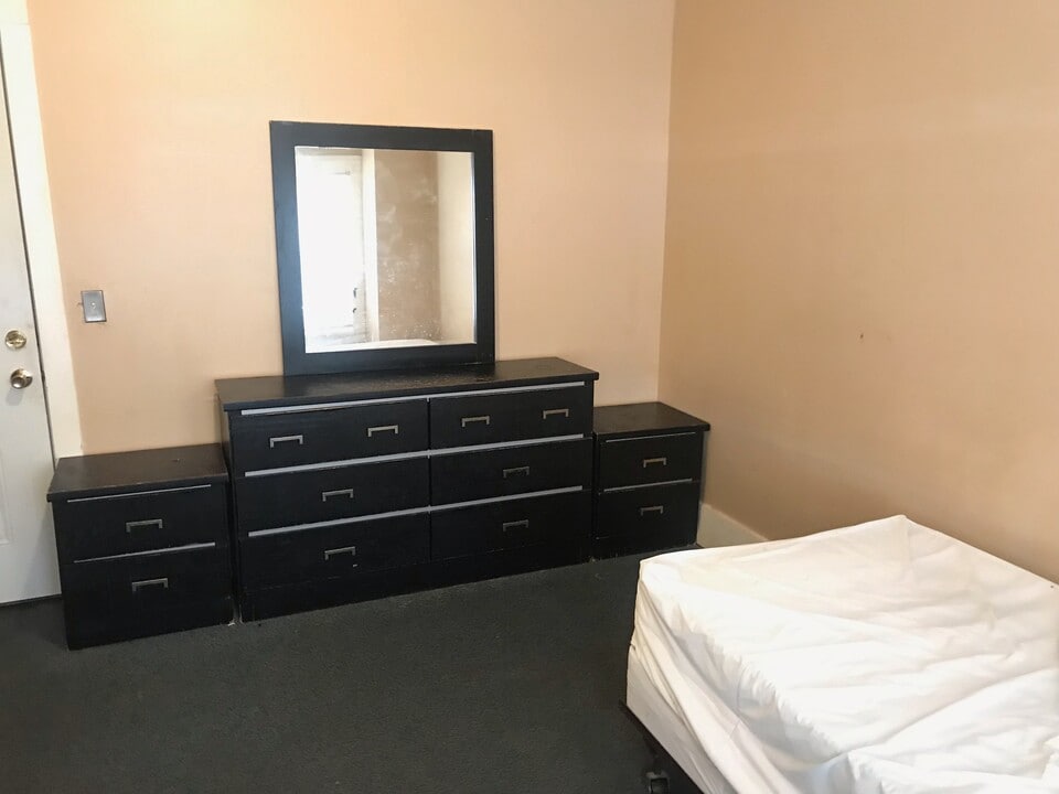 550 W Ridge Rd, Unit rooms in Rochester, NY - Building Photo