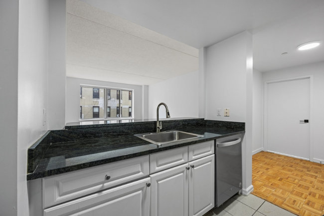 520 W 48th St in New York, NY - Building Photo - Building Photo