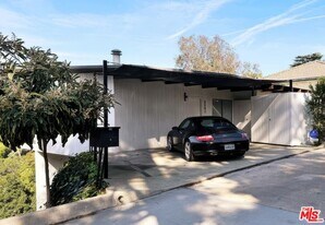 2241 W Live Oak Dr in Los Angeles, CA - Building Photo