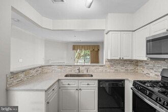 12915 Alton Square in Herndon, VA - Building Photo - Building Photo